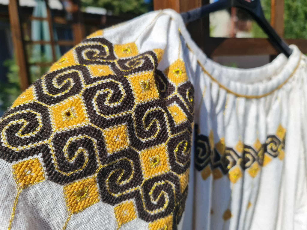 Ia, cămașa care poartă poveste, în expoziție la Bârnova