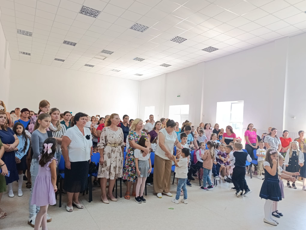 FOTO -- Clopoțelul care adună inimile satului