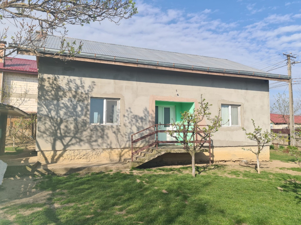 Vand casa din BCA, 4 camere, (2 terminate), localitatea Pausesti, com. Dumesti