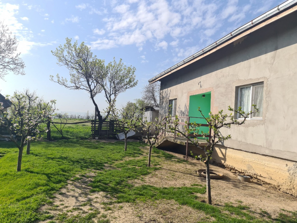 Vand casa din BCA, 4 camere, (2 terminate), localitatea Pausesti, com. Dumesti