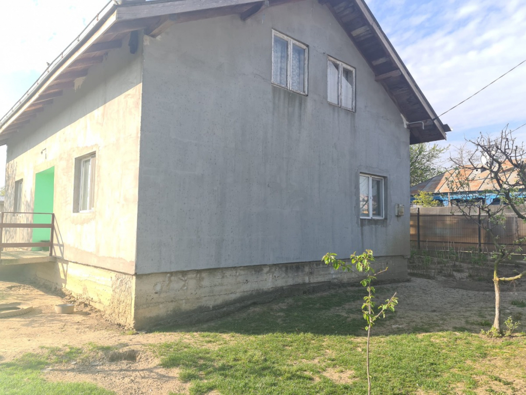 Vand casa din BCA, 4 camere, (2 terminate), localitatea Pausesti, com. Dumesti