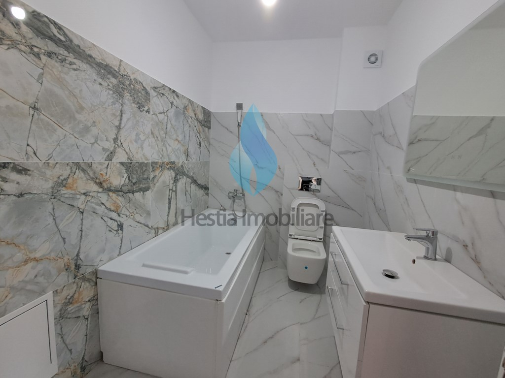 Apartament cu trei camere, capat Pacurari, bloc nou.