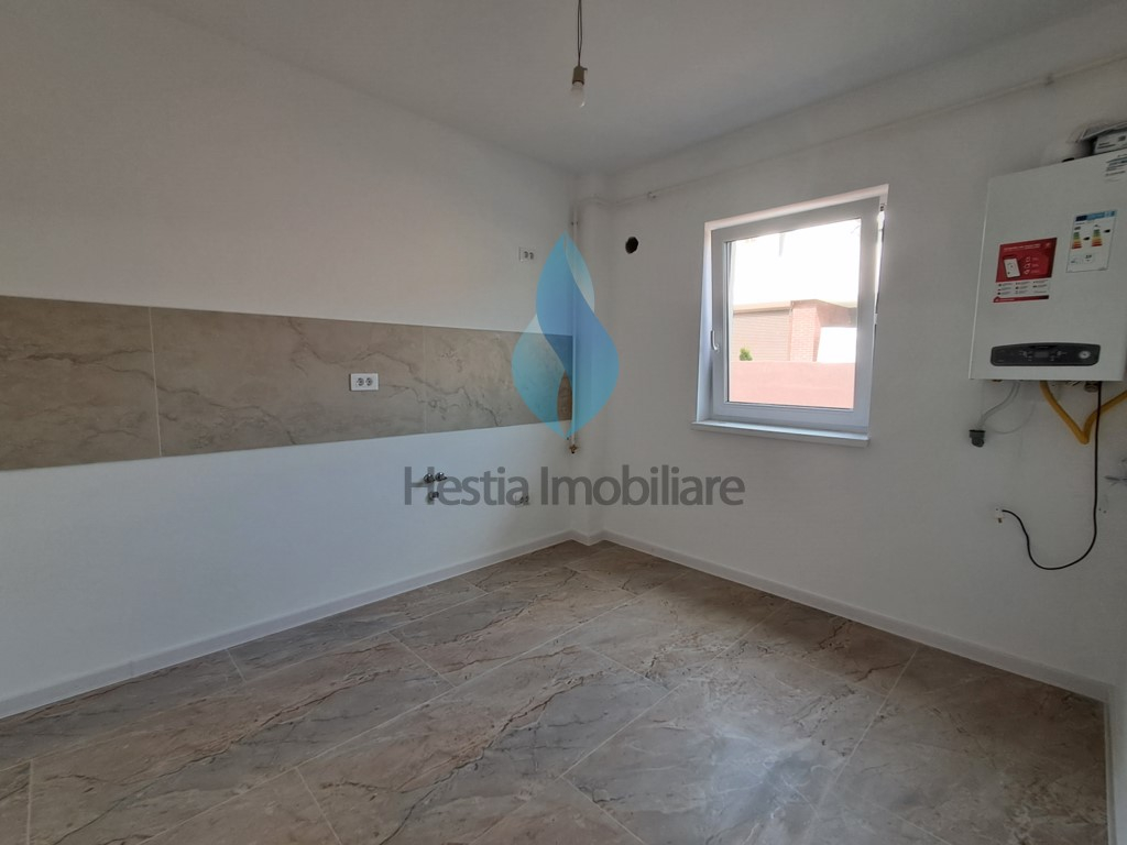 Apartament cu trei camere, capat Pacurari, bloc nou.