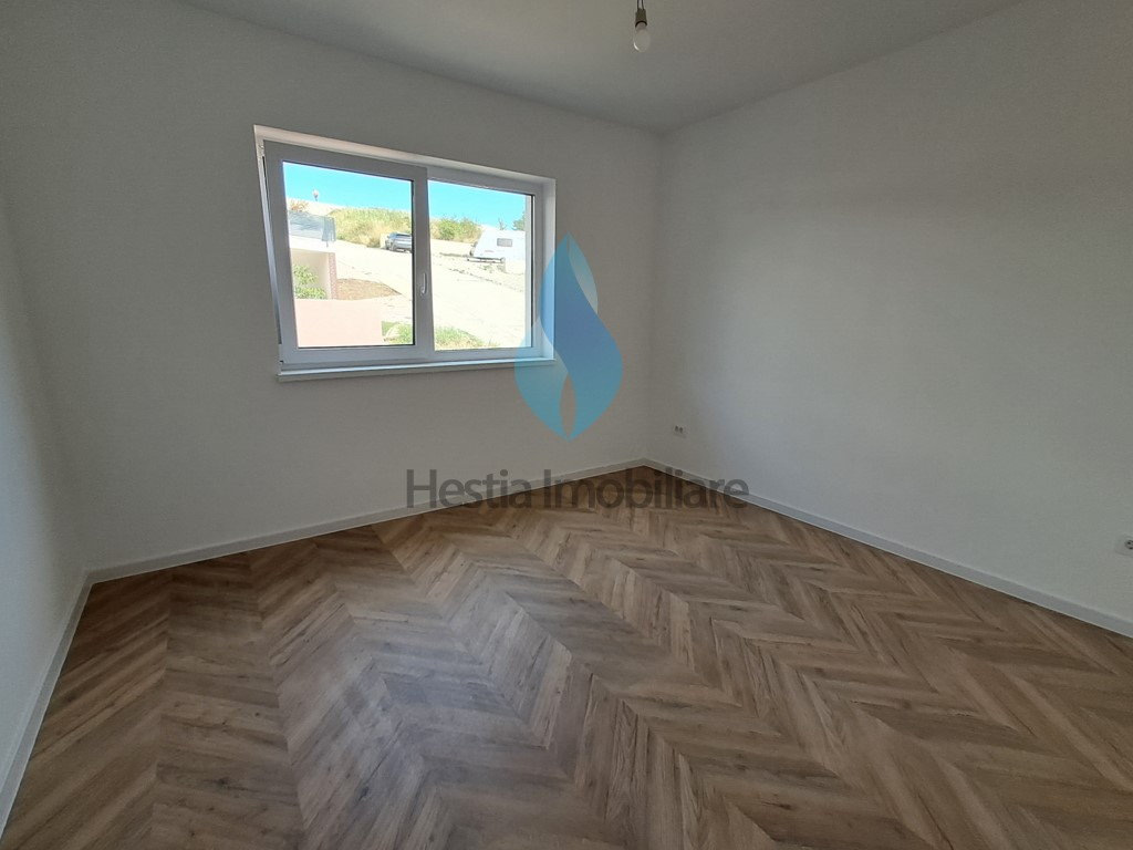Apartament cu trei camere, capat Pacurari, bloc nou.