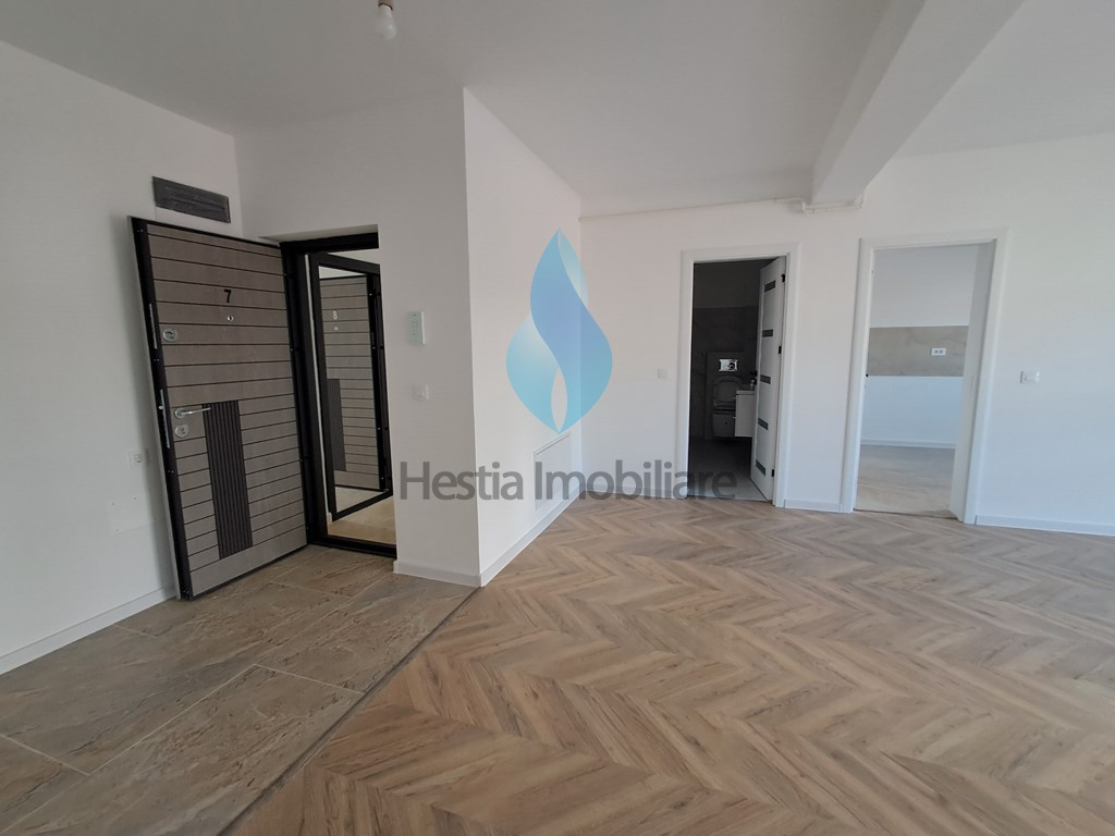 Apartament cu trei camere, capat Pacurari, bloc nou.