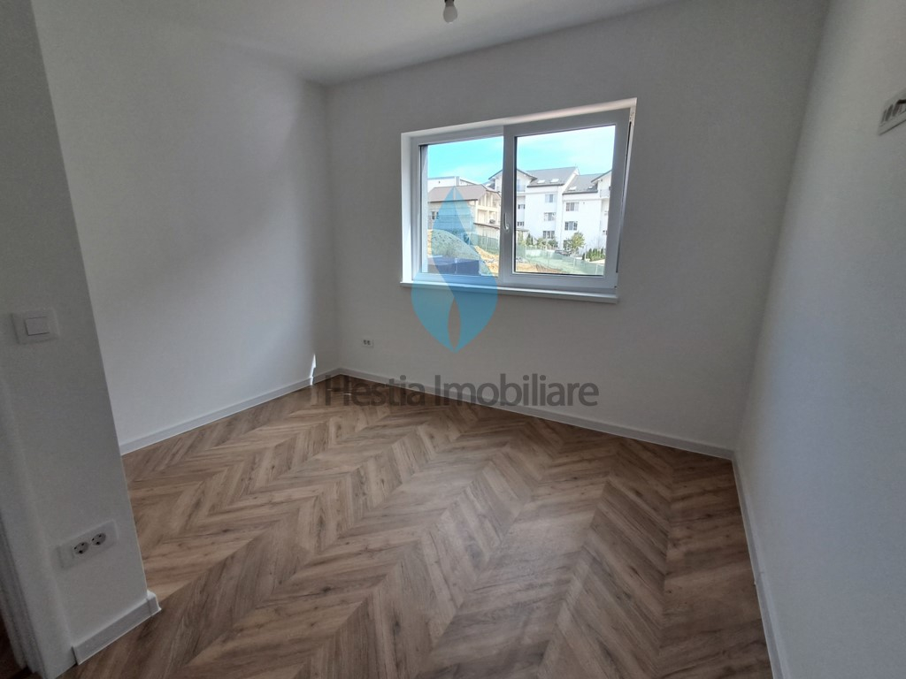 Apartament cu trei camere, capat Pacurari, bloc nou.