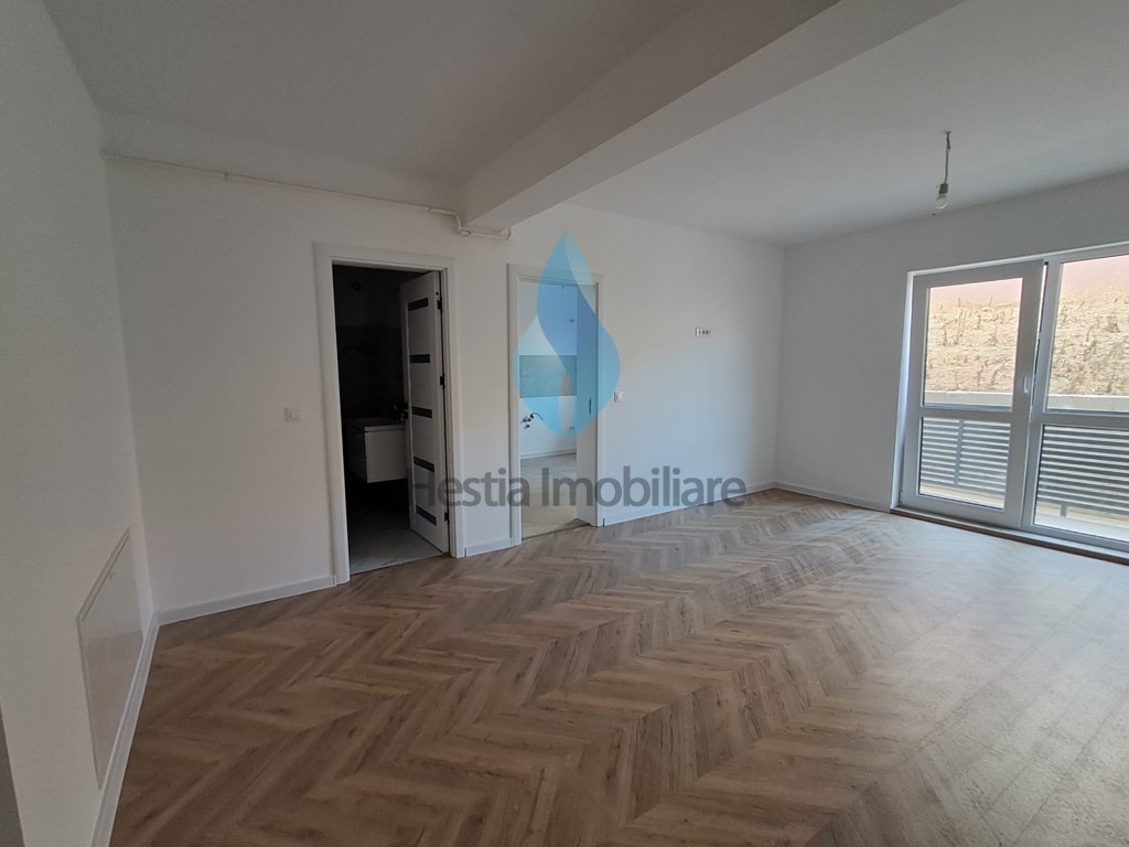 Apartament cu trei camere, capat Pacurari, bloc nou.