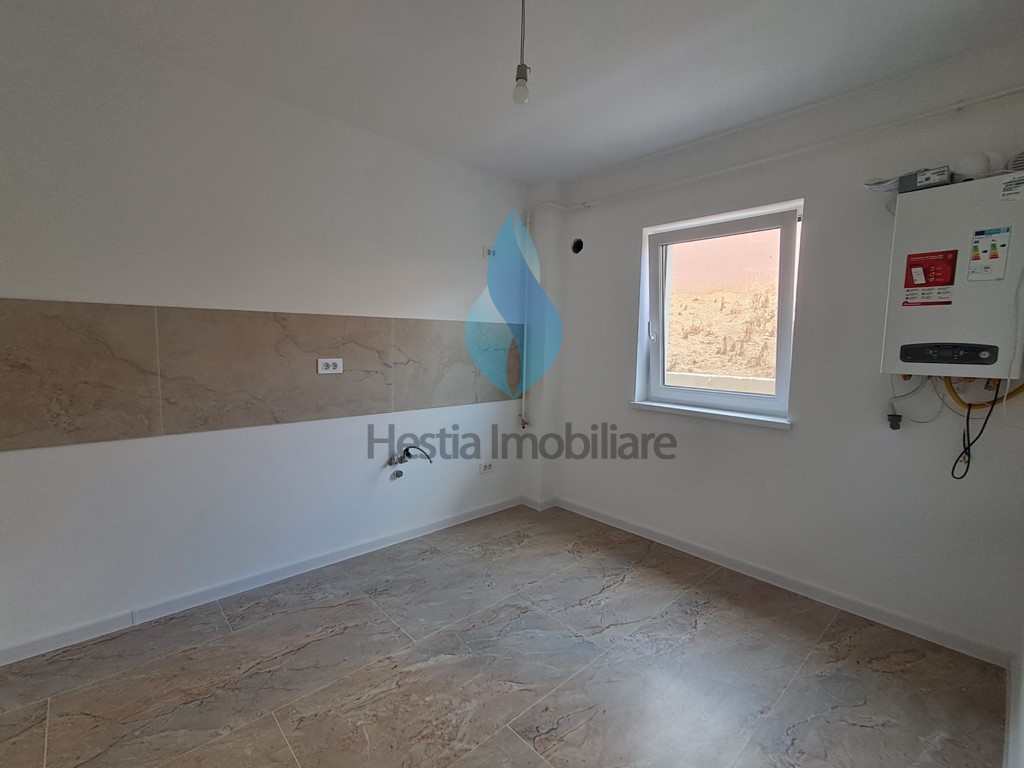 Apartament cu trei camere, capat Pacurari, bloc nou.