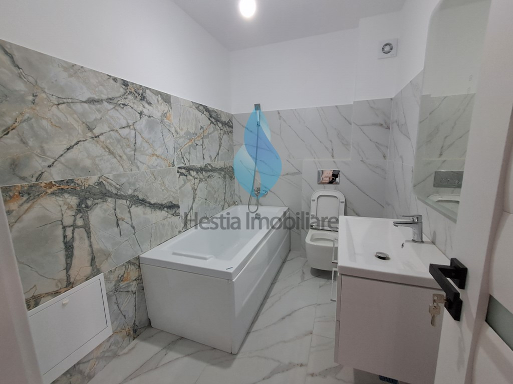 Apartament cu trei camere, capat Pacurari, bloc nou.