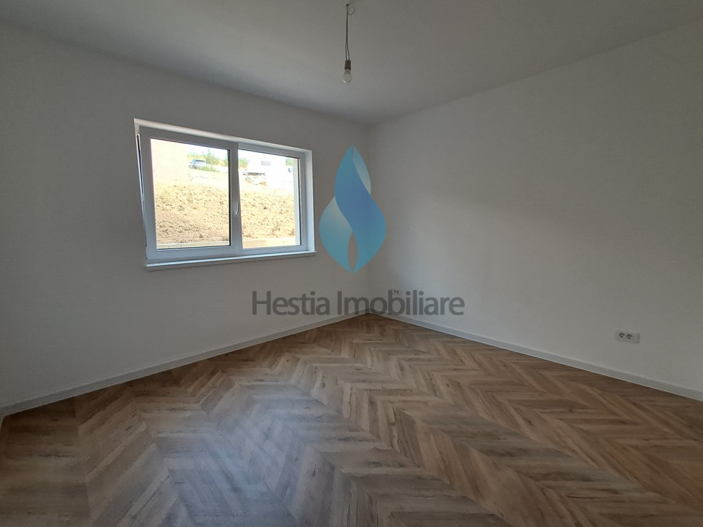 Apartament cu trei camere, capat Pacurari, bloc nou.