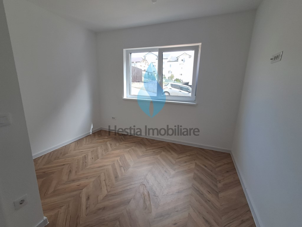 Apartament cu trei camere, capat Pacurari, bloc nou.