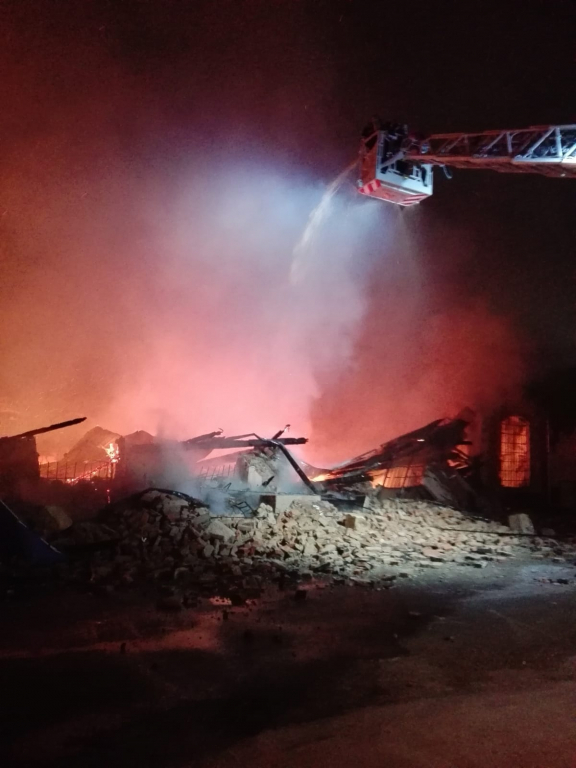 FOTO/VIDEO: Incendiu de proporții azi-noapte în Oradea, unde Piața Cetate a fost cuprinsă de flăcări