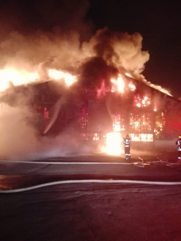 FOTO/VIDEO: Incendiu de proporții azi-noapte în Oradea, unde Piața Cetate a fost cuprinsă de flăcări