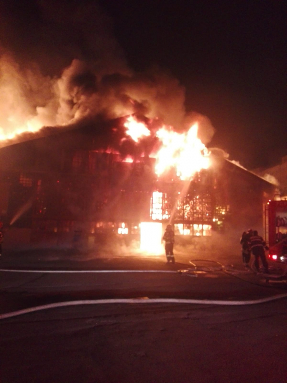 FOTO/VIDEO: Incendiu de proporții azi-noapte în Oradea, unde Piața Cetate a fost cuprinsă de flăcări