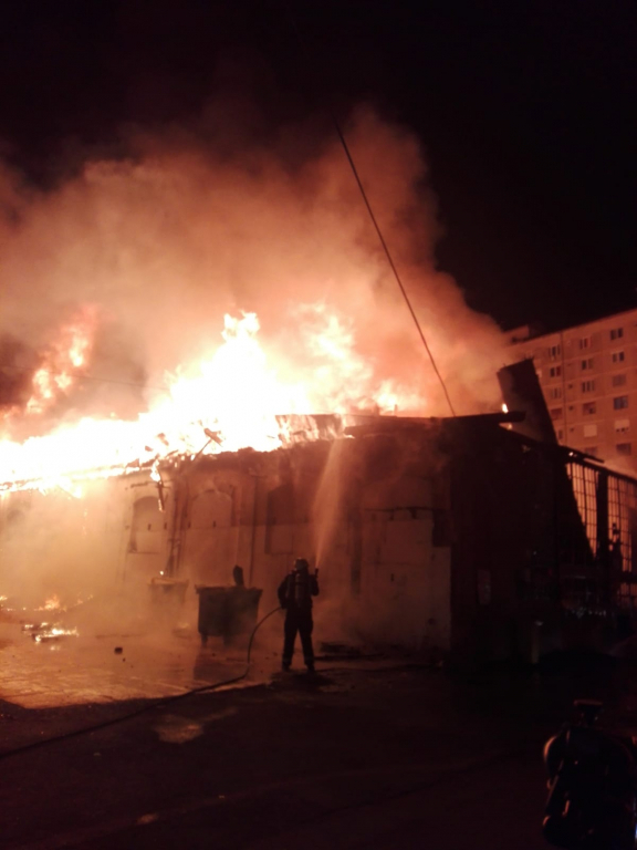 FOTO/VIDEO: Incendiu de proporții azi-noapte în Oradea, unde Piața Cetate a fost cuprinsă de flăcări