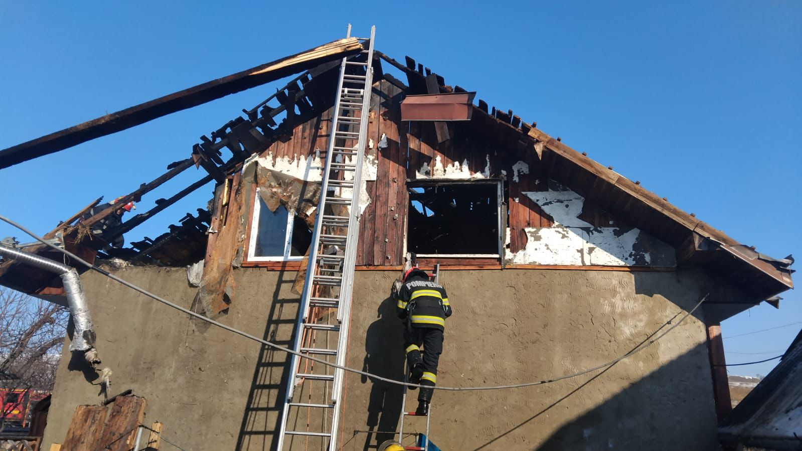 FOTO - Incendiu la Cristești: femeie rănită după ce a încercat să salveze bunuri din mansardă