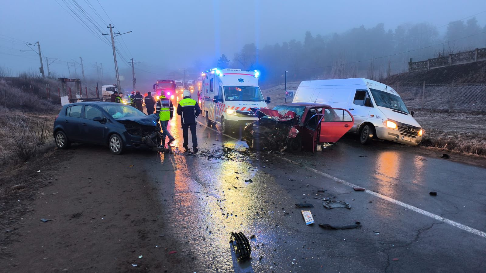Impact violent la Ruginoasa Trei oameni scoși dintre fiarele contorsionate