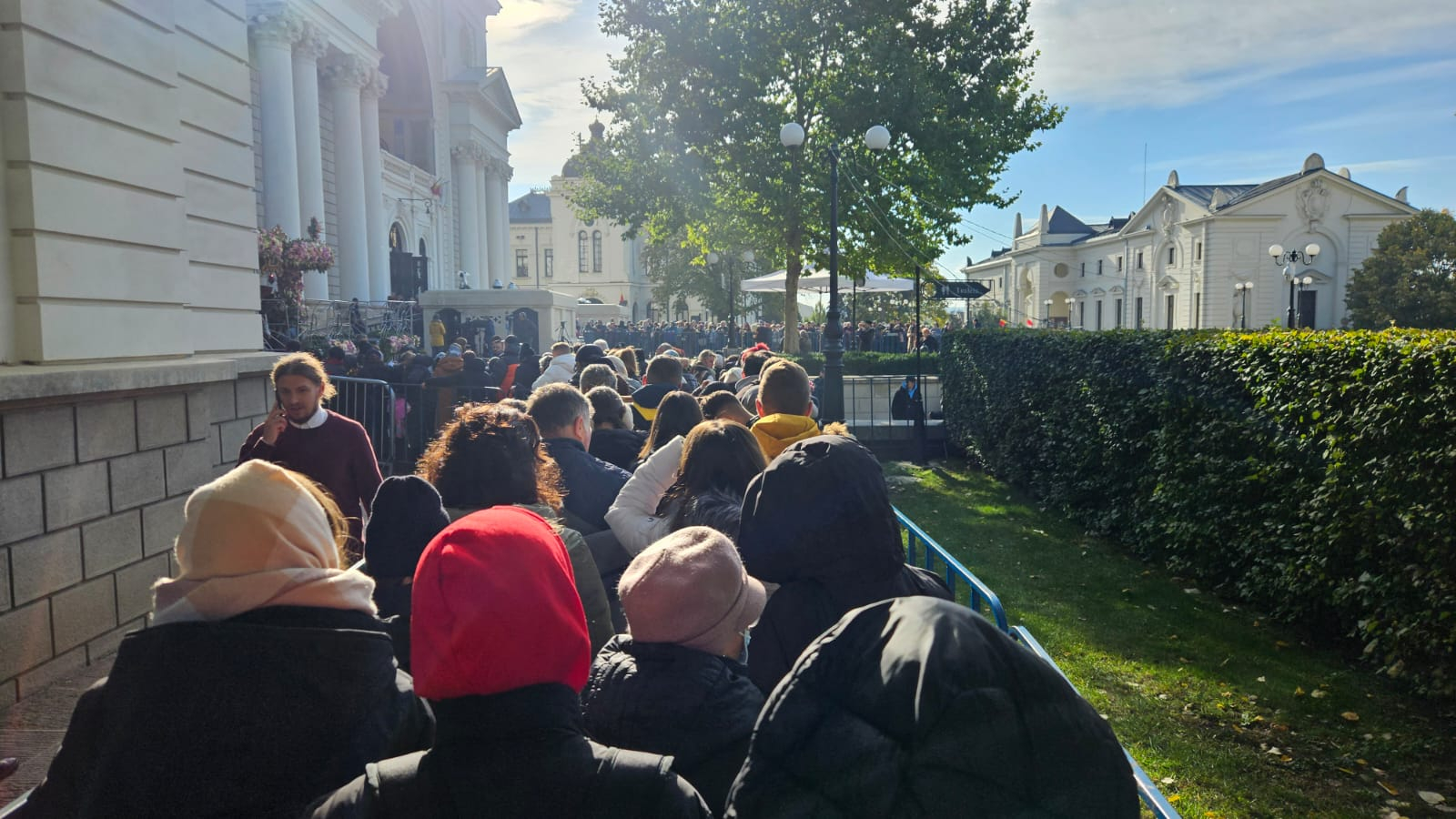 FOTO -- Timpul credinței. „Am stat peste 14 ore la rând, iar Cerul m-a ținut de mână”