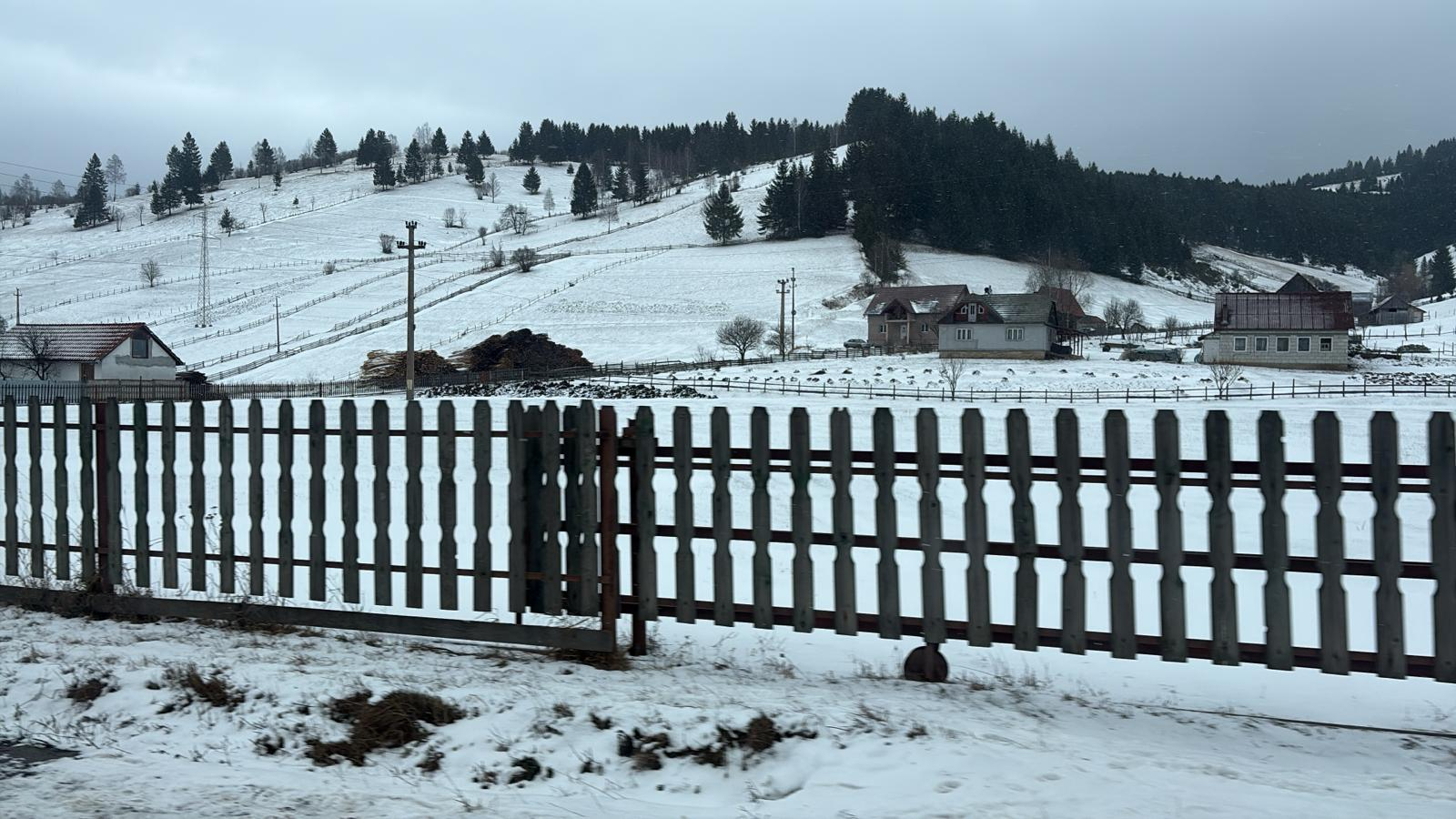 GALERIE FOTO -- Când zăpezile țin loc de cuvinte. Tihna satelor la început de an