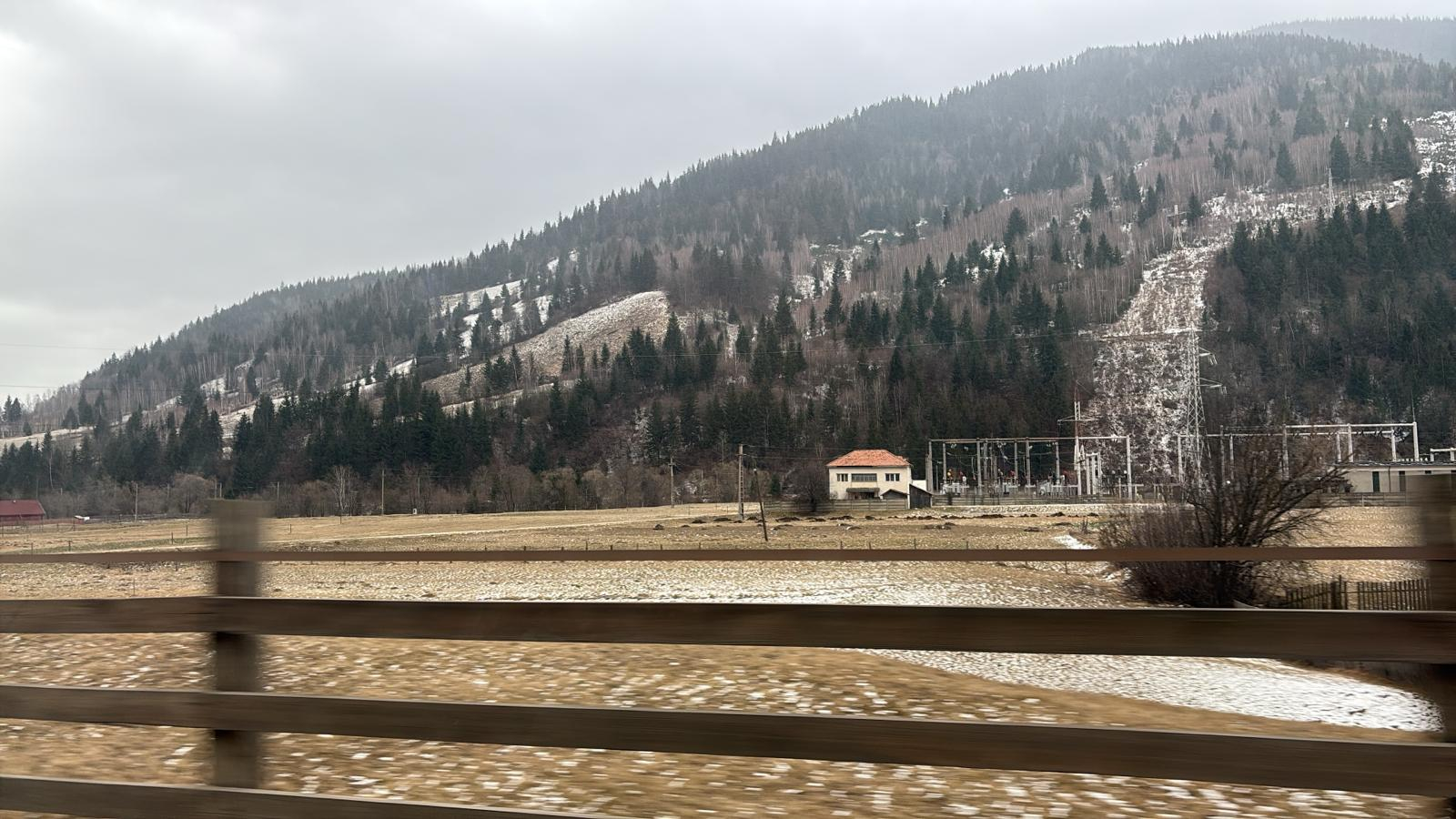 GALERIE FOTO -- Când zăpezile țin loc de cuvinte. Tihna satelor la început de an
