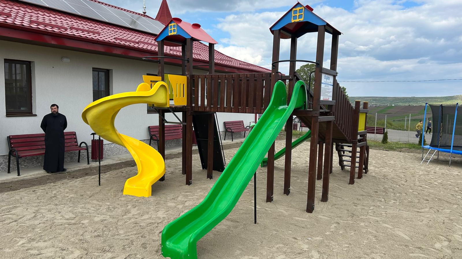 GALERIE FOTO -- Un parc nou pentru copiii din Frenciugi, lângă biserica satului