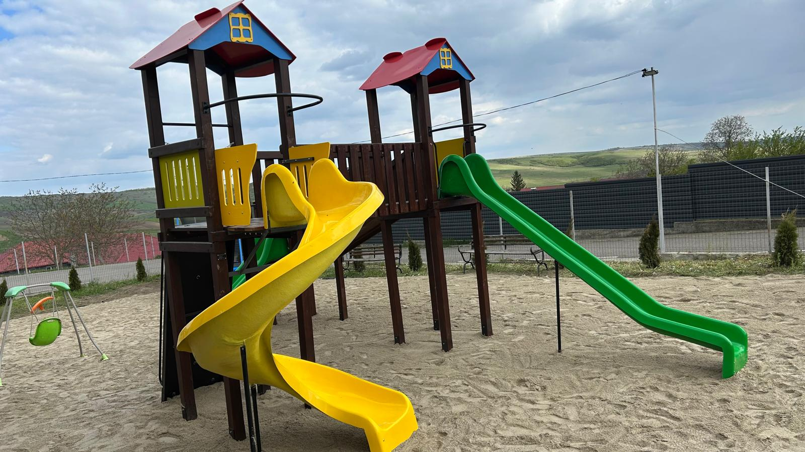 GALERIE FOTO -- Un parc nou pentru copiii din Frenciugi, lângă biserica satului