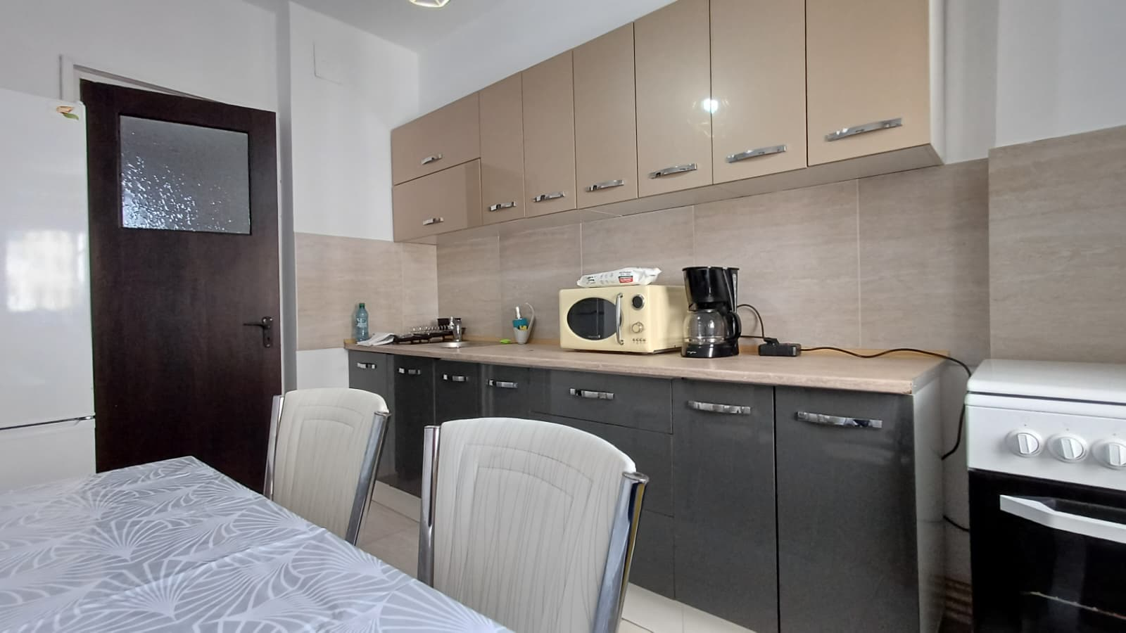 PROPRIETAR-inchiriez ap.3 camere, zona centrala