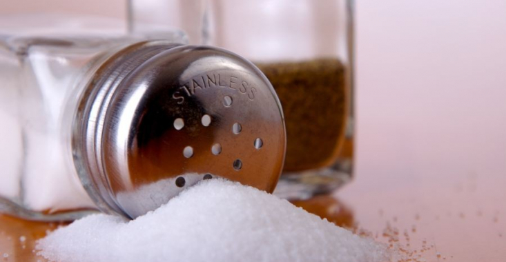 Ce se întâmplă în corpul tău dacă consumi prea multă sare. Specialiștii trag un semnal de alarmă!