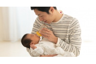  Tăticii din Japonia, încurajați să intre în concediu de paternitate