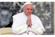     Papa solicită să respecte măsurile de protecție anti-COVID. Suveranul nu s-a mai apropiat de credincioși