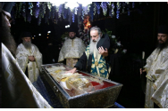 VIDEO - Racla cu moaștele Sfintei Parascheva a fost adusă în Catedrala Mitropolitană