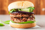  Discuții pe tema cărnii vegane. Parlamentul European ar putea intezice producătorilor pe bază de plante să utilizeze termeni precum „friptură”, „cârnați” și „burger”