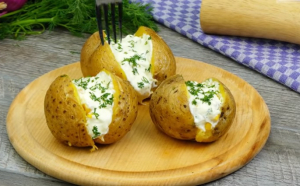 VIDEO - Cea mai populară rețetă de cartofi copți 