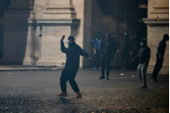 VIDEO - Proteste violente la Roma. Poliția a scos tunurile cu apă. 16 persoane au fost arestate