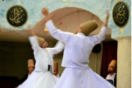  VIDEO - Dansul dervișilor rotitori. Care este semnificație acestei ceremonii vechi de peste 700 de ani