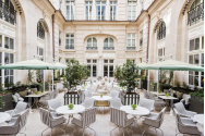  VIDEO - Cum arată Hotel de Crillon, unde a luat lecții de pian Regina Maria Antoaneta. Este unul dintre cele mai scumpe din Paris, iar renovarea a costat câteva sute de milioane de dolari. Cea mai sc