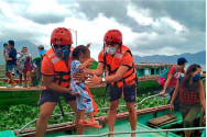  Dezastru în Filipine. 420.000 de persoane au fost evacuate după ce taifunul Goni le-a distrus casele. 7 persoane au murit