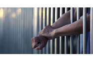 Un detinut se plânge ca i-au cazut unghiile de la picioare din cauza catuselor de la mâini