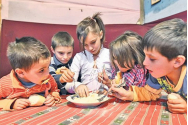 Aproape 22.000 de copii din Bacău sunt săraci lipiți. Ei vor primi ajutoare de la Guvern penrru rechizite și haine