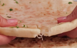 VIDEO - Cum se fac cele mai delicioase plăcinte cu brânză în tigaie
