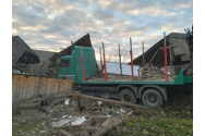 Locuință distrusă într-un accident, la Neamț. Un TIR a intrat într-o casă din Bălțătești. O tânără a fost prinsă sub dărâmături