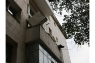 FOTO - Se întâmplă la Vaslui. Un balcon de la etajul 3 s-a prăbușit! Locatarii au fost îngroziți de zgomotul făcut în plină noapte