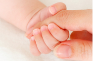 Bebeluș de o lună, în stare gravă la un spital din Spania. Părinții români sunt acuzați că l-ar fi bătut