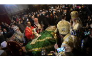 Mii de sârbi au sărutat trupul neînsuflețit al Patriarhului Irineu, răpus de COVID