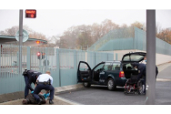 FOTO/VIDEO - Un bărbat s-a izbit cu mașina în poarta Angelei Merkel