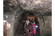Zeci de pelerini se află la Peștera Sfântul Andrei, unde IPS Teodosie oficiază o slujbă