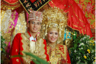 FOTO/VIDEO - Vrei să-ți înșeli nevasta? Mergi în Indonezia, unde adulterul este celebrat în fiecare an