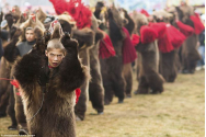 FOTO/VIDEO - Festivalul de Datini şi Obiceiuri Strămoşeşti „Urşii din Comăneşti