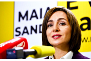 VIDEO Maia Sandu a venit singura pe jos la propria ceremonie de investire in functia de presedinte al Republicii Moldova. La semafor s-a intretinut cu cetateni