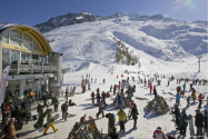 200 de turişti britanici au fugit din izolare în staţiunile montane elveţiene